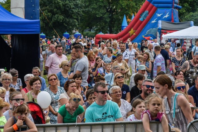 BartoDziejeSię! - festyn rodzinny zorganizowany przez Spółdzielnię Mieszkaniową Zjednoczeni przyciągnął tłumy. Na boisku pomiędzy ul. Gdyńską a Koszalińską naprawdę się działo! Występ Jerzego Kryszaka, koncert Stwora Głodomora, konkursy dla dzieci, pokaz tresury psów a także pokazy taneczne i wokalne - to tylko niektóre z atrakcji, jakie uświetniły festyn na Bartodziejach.