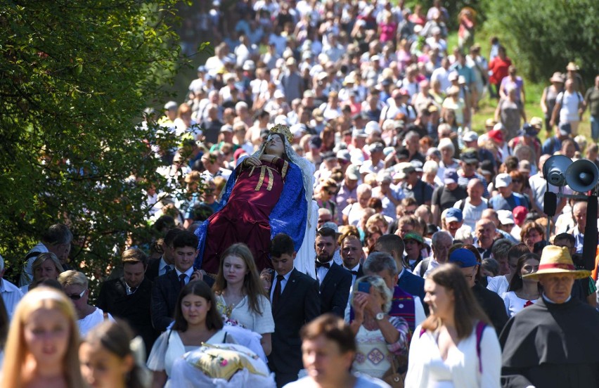 Dróżki Pogrzebu Matki Bożej na kalwaryjskich wzgórzach.