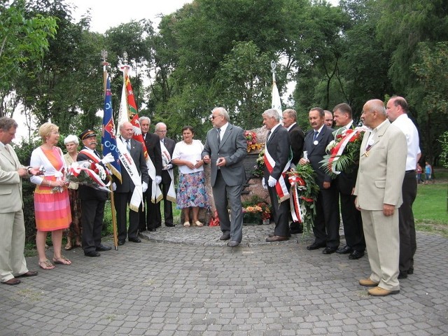 Uczestnicy uroczystości w Radomiu zgromadzili się zgromadzili się przy pomniku księdza na rondzie noszącym jego imię