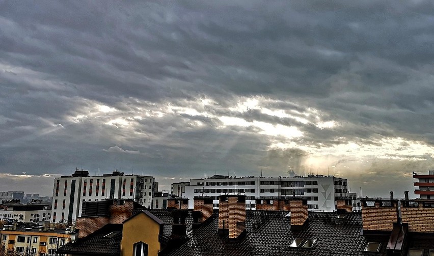 Kraków. Piękna tęcza i promienie słońca przebijające się przez chmury nad Prądnikiem Czerwonym [ZDJĘCIA]