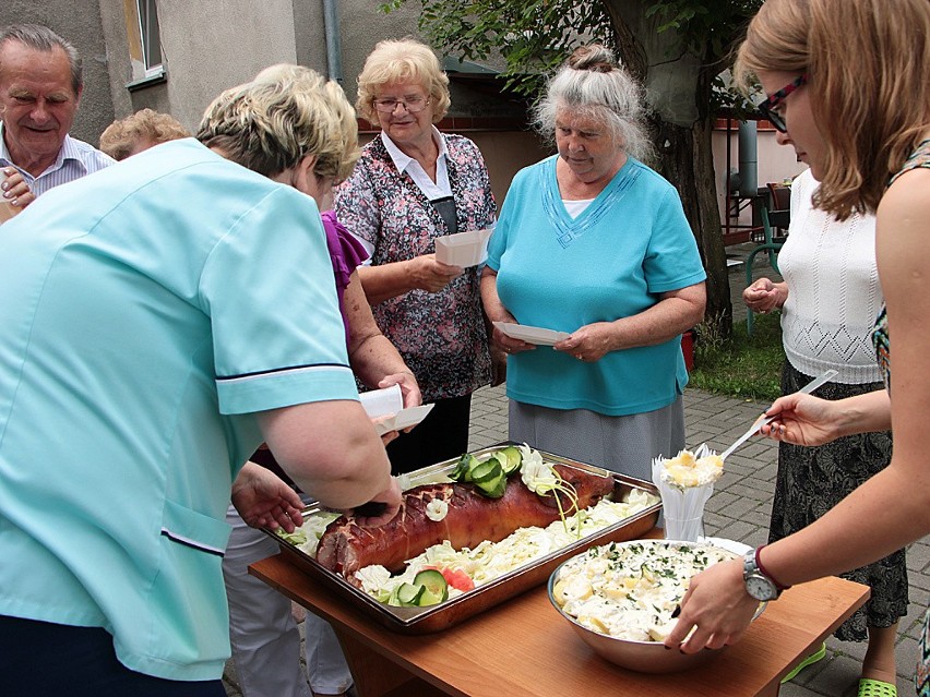 A po prosiaczka ustawia się kolejka