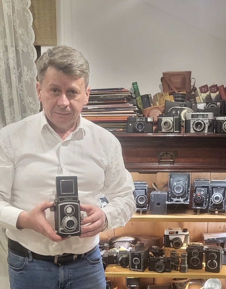 Jarosław Okonek zbiera stare aparaty fotograficzne. Ma ich...