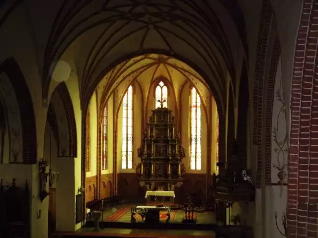 Pilnego remontu wymaga też wnętrze kościoła, szczególnie dwa filary, które są już odchylone na ok. 70 cm.