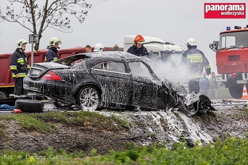 Samochód spłonął pod Osiekiem. Kierowca uciekł w ostatniej chwili