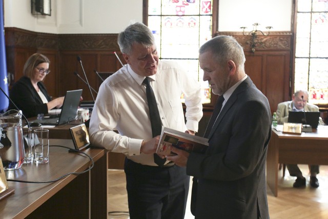 Radny Tadeusz Bobrowski (z prawej), szef klubu Prawa i Sprawiedliwości w Radzie Miasta Słupska. - Od pani prezydent Słupska dostałem książkę “Premier Jan Olszewski”, która zainspirowała mnie do tego.