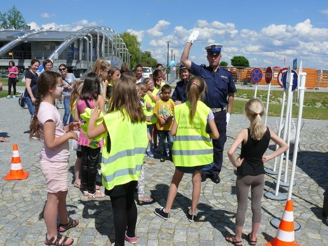 W miasteczku ruchu drogowego dzieci poznawały zasady bezpieczeństwa.