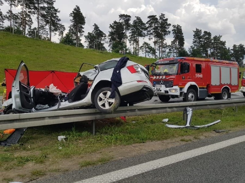 Śmiertelny wypadek na A1. Nie żyje 1 osoba. Samochód osobowy zderzył się z ciężarówką. Autostrada A1 została odblokowana