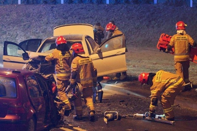 Sąd wypuścił z aresztu sprawcę śmiertelnego wypadku na ulicy Piłsudskiego w Kaliszu. Do tragedii doszło 1 stycznia. 42-letni kaliszanin jadący bmw doprowadził do zderzenia z volkswagenem, którym podróżowała czteroosobowa rodzina z powiatu ostrowskiego. W wyniku odniesionych obrażeń zmarł 14-latni chłopak. Ustalono, że sprawca był pijany i pod wpływem narkotyków.