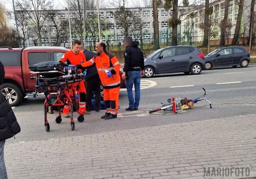 76-latek został potrącony na przejeździe rowerowym w Opolu. Mężczyzna trafił do szpitala