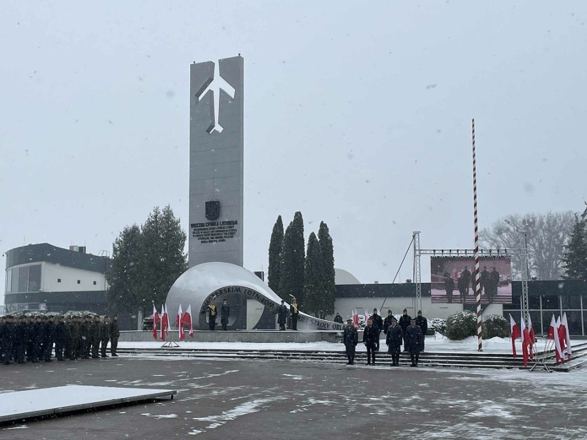 Promocja oficerska absolwentów Lotniczej Akademii Wojskowej w Dęblinie. Przystąpiło do niej 147 żołnierzy, w tym 17 kobiet. Zdjęcia