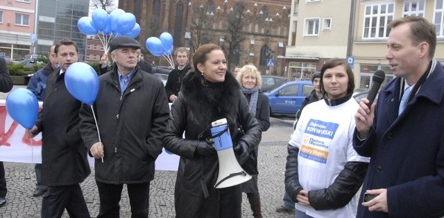 Nie daj się zrobić w balona, idź na wybory - pod takim hasłem w czwartek w Słupsku kandydaci na prezydenta Słupska wzywali do udziału w niedzielnych wyborach samorządowych. 