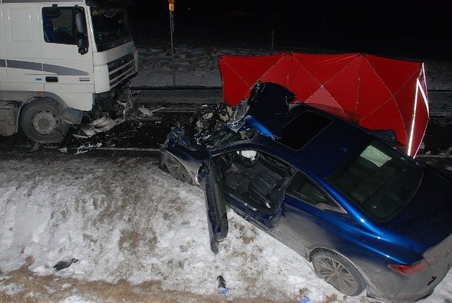 Śmiertelny wypadek w Mokrzynie. Na miejscu zginął pasażer osobówki.