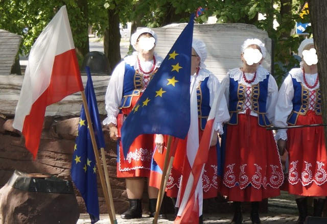 Unijne flagi obok narodowych powiewały 1 maja pod Pomnikiem Obrońców Inowrocławia, z okazji uroczystości zorganizowanej tam przez SLD