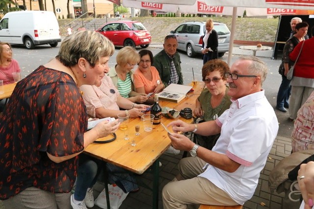 II Zjazd Absolwentów UOWczoraj uczestnicy zjazdu grillowali w mniej formalnej atmosferze w kampusie UO, a dziś spotkali się z władzami uniwersytetu.