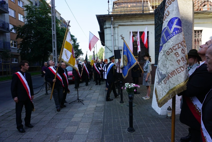 Czerwiec 56: Złożenie kwiatów pod zakładem ZNTK