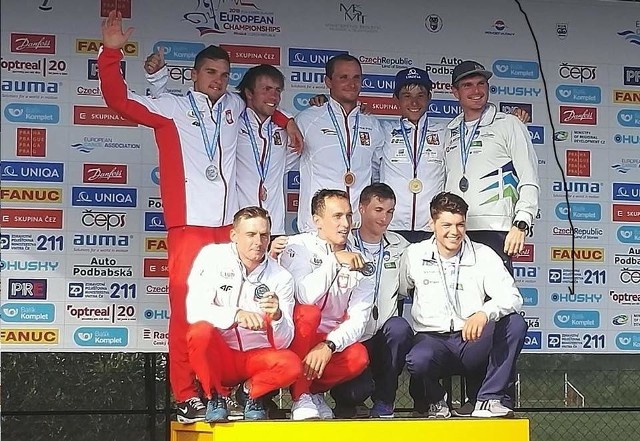 Polacy na podium: Michał Pasiut (pierwszy z lewej w górnym rzędzie), Dariusz Popiela (z lewej w dolnym rzędzie) i Mateusz Polaczyk (drugi z lewej w dolnym rzędzie)