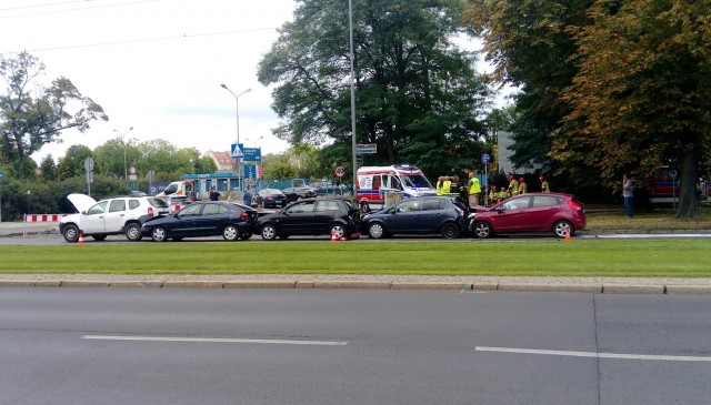 Aż pięć samochodów osobowych zderzyło się w poniedziałek po godzinie 17 na ulicy Grunwaldzkiej. Trzy osoby zostały ranne. Zobacz więcej zdjęć --->  