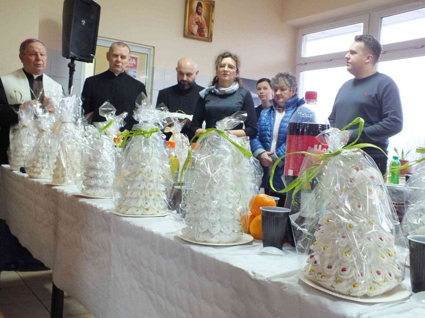 Diecezjalna wigilia dla samotnych w Starachowicach zgromadziła około 100 osób [ZDJĘCIA]