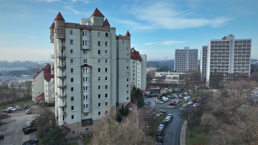 Królewskie blokowisko w Krakowie. "Zamek" w Czyżynach powstał pod koniec lat 80. Blok jak warownia do dziś wzbudza emocje ZDJĘCIA 