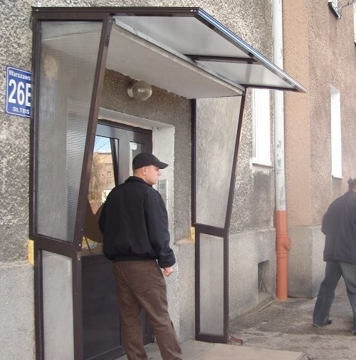 Lokatorzy bloku nr 26 przy ul. Warszawskiej w Stargardzie narzekają na to, że dym z komina cofa im się do mieszkań. Natomiast zarządca budynku uważa, że wszystko jest w porządku.