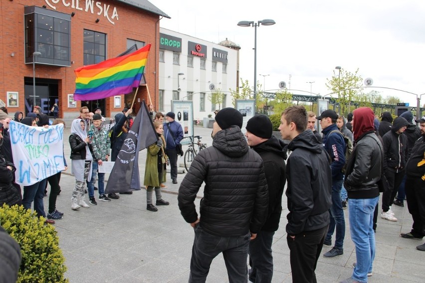 Pikieta przeciwko dyskryminacji i faszyzmowi w Tczewie zakończyła się bójką [ZDJĘCIA, WIDEO]