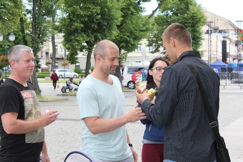 Koszykarze Rosy Radom sprzedawali lody, aby pomóc choremu trenerowi