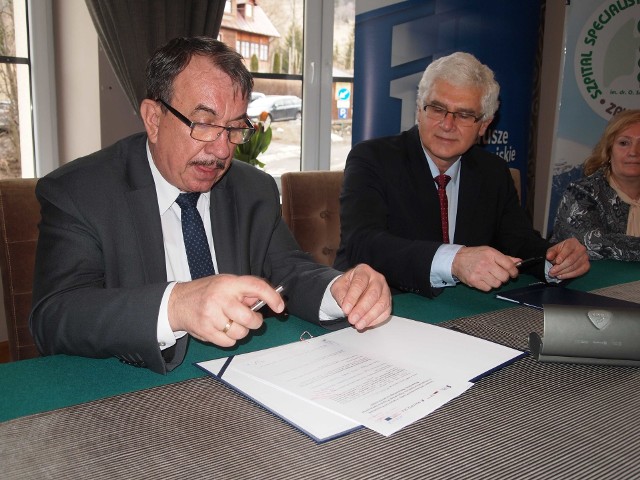 Wicemarszałek Wojciech Kozak (z lewej) i dr Marcin Zieliński podpisali umowę o dotację dla szpitala płucnego w Zakopanem