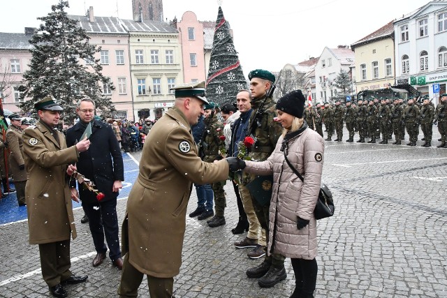 Uroczysta przysięga wojskowa na placu przed ratuszem w Sulechowie.Zaprzysiężenia elewów dokonał pełniący obowiązki dowódcy 5. Lubuskiego Pułku Artylerii ppłk Arkadiusz Sułek.