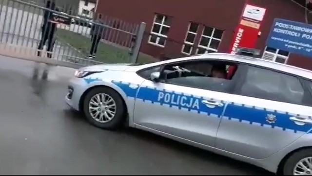 Kadr z filmu, na kt&oacute;rym widać jak policja sprawdza co robił burmistrz Szczawnicy w lany poniedziałek