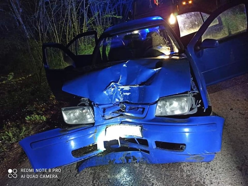 Szymany. Nocny wypadek na drodze leśnej. Volkswagen uderzył w drzewo. Jedna osoba trafiła do szpitala [ZDJĘCIA]