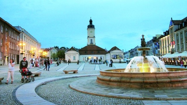 Wieczorem, gdy jest ładna pogoda, rynek się zaludnia. Białostoczanie lubią się na nim spotykać. Jednak w ciągu dnia przypomina betonową pustynię.