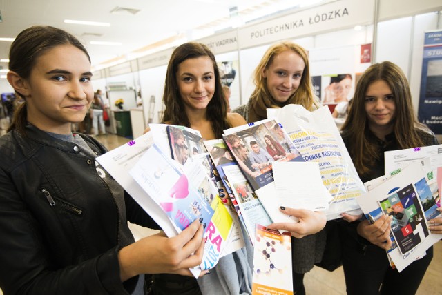 Coroczny salon maturzystów odbył się na auli UMK. Tegoroczni Maturzyści mieli okazje zapoznać się z ofertą wielu szkół wyższych.Każda uczelnia przygotowała wiele broszur informacyjnych ze swoją ofertą. Salon maturzysty odbył się jak zawsze w Auli UMK. Poza ofertą szkół wyższych, licealiści mogli również wiele dowiedzieć się na temat samej matury.Spotkania to idealna okazja do poznania bliżej ofert uczelni wyższych. Na wykładzie można było szczegółowo poznać zasady obowiązujące na maturze z matematyki.Obowiązkowa matura z królowej nauk to najtrudniejszy etap egzaminów dla większości uczniów. Wykłady cieszyły się ogromną popularnością.Info z Polski - przegląd najciekawszych informacji ostatnich dni w kraju