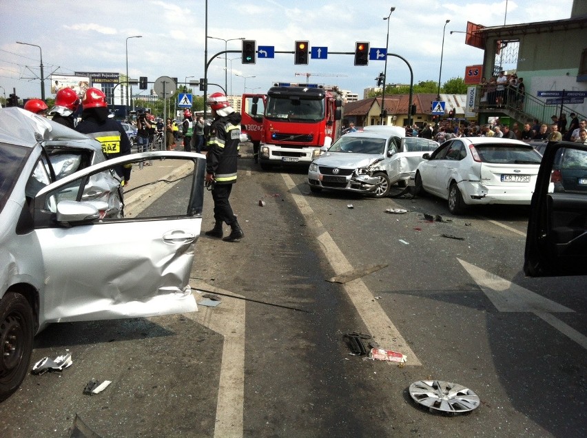 Kraków: Wypadek na ul. Grota-Roweckiego. Ciężarówka staranowała kilkanaście aut. Są ranni [ZDJĘCIA]