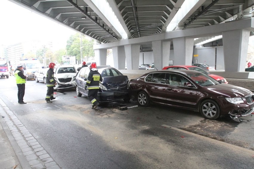 Wrocław: Wypadek pięciu aut na Legnickiej. Mercedes nie wyhamował. Kierowca uciekł