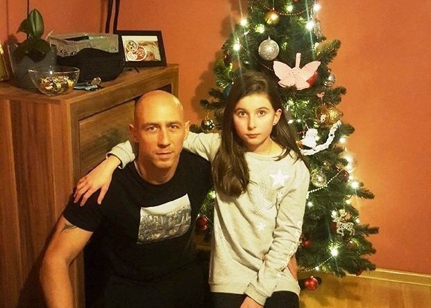 Jarek ze swoją córką Amelią przy świątecznym drzewku