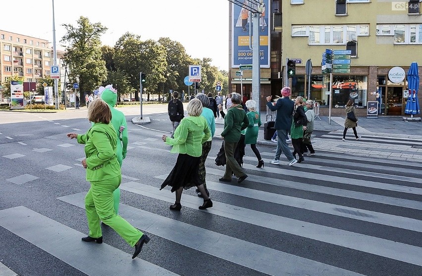 Seniorzy ubrani na zielono tańczyli na ulicach Szczecina