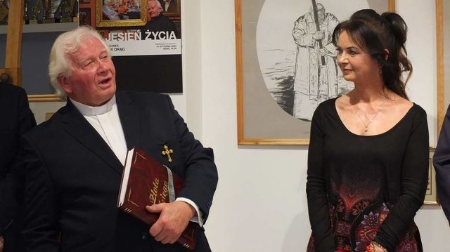 Podczas ostatniego - przed epidemią - wernisażu w Domu Kultury w Zwoleniu: ksiądz Stanisław Drąg i Anna Wieczerzyńska, dyrektor Miejskiego Domu Kultury w Zwoleniu.