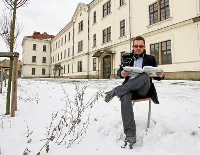 To tu chcemy urządzić zieloną czytelnię - pokazuje dyr. Woźniakiewicz Fot. Anna Kaczmarz