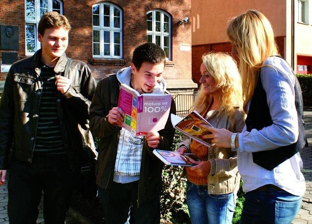 Od lewej: Mateusz, Artur, Justyna i Alicja z I LO w Ełku obawiają się egzaminu z matematyki, ale reszta zmian ministerstwa im odpowiada, szczególnie możliwość wyboru większej liczby przedmiotów
