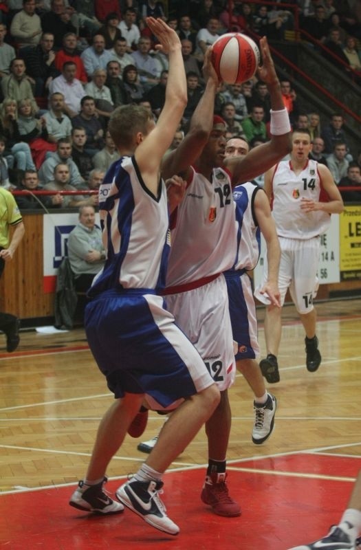 Skrzydłowy Stali Stalowa Wola, David Godbold (z piłką) rozegrał bardzo dobre spotkanie przeciwko PBK Basket Poznań.