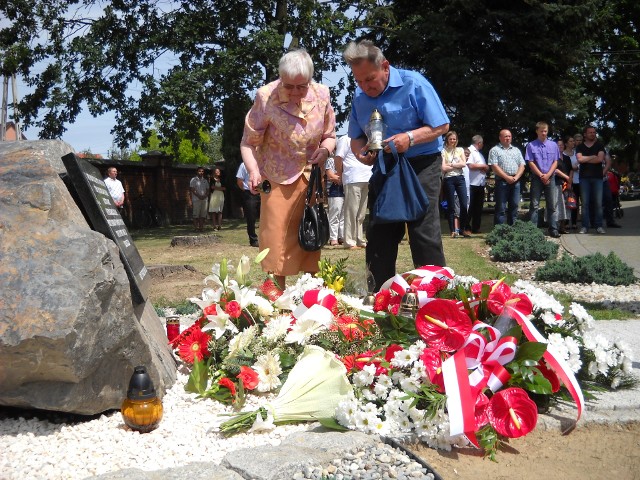 Mieszkańcy Niemysłowic składają kwiaty i zapalają znicze pod obeliskiem poświęconym ich krewnym zamordowanym w Puźnikach przez UPA.