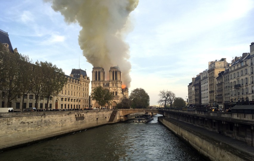 Płonie katedra Notre Dame w Paryżu