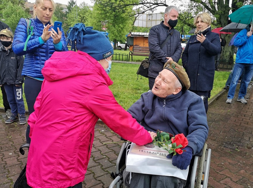 Kraków. Jeden z ostatnich uczestników bitwy o Monte Cassino i opiekun niedźwiedzia Wojtka złożył kwiaty w 77. rocznicę zdobycia wzgórza