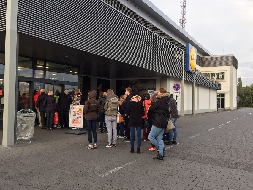 Wrocław: Klienci rzucili się na torebki Wittchen w Lidlu (ZDJĘCIA)