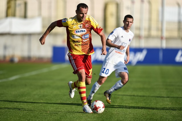 Tomasz Mikołajczak (przy piłce) w dwóch ostatnich meczach zdobywał bramki dla Chojniczanki. Czy trafi też w trzecim?