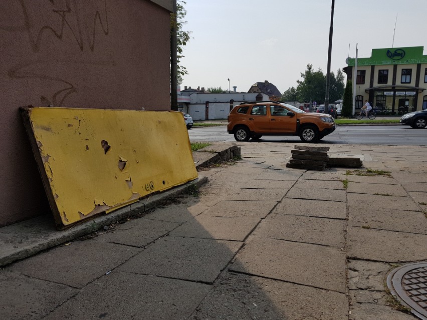 Dziura w chodniku na ulicy Szczecińskiej naprawiona. Bałagan pozostał