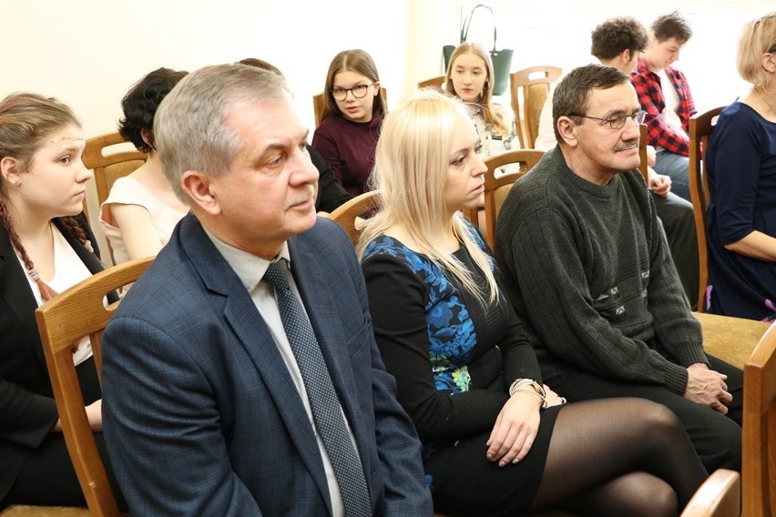 Dziewięciu wybitnych uczniów z powiatu kieleckiego otrzymało Stypendia Prezesa Rady Ministrów - zobaczcie zdjęcia  