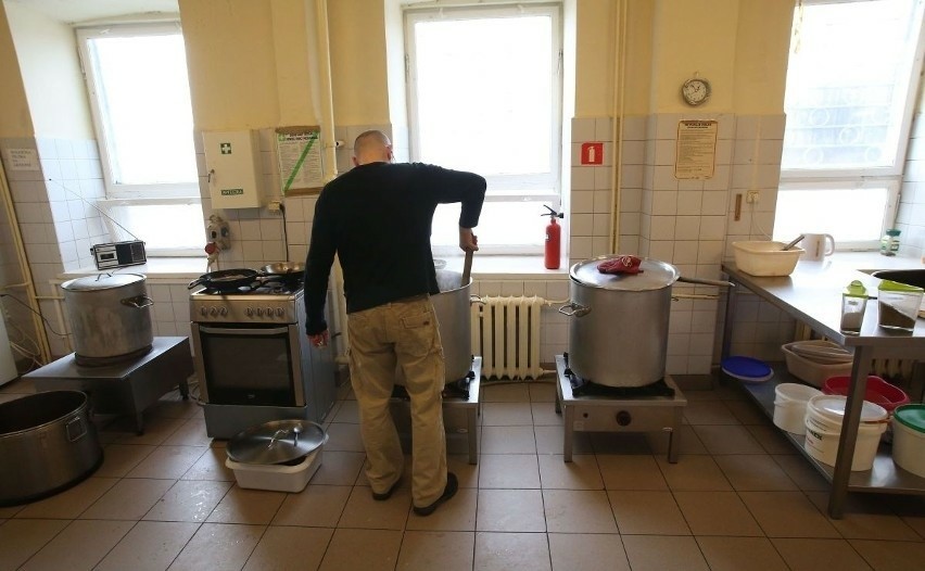 Prawie 150 gorących zup jednej nocy w Łodzi. Zima daje się we znaki szczególnie osobom w kryzysie bezdomności