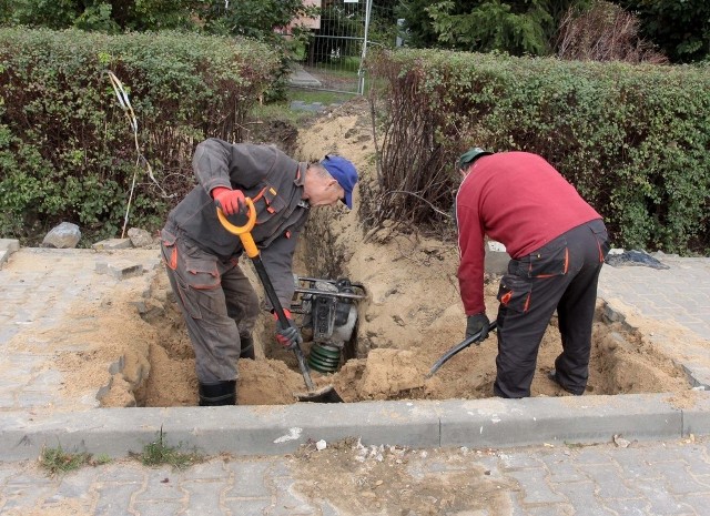 Prace związane z modernizacją sieci ciepłowniczej i przyłączy prowadzone były wczoraj między innymi u zbiegu ulic Olsztyńskiej i Sadkowskiej.