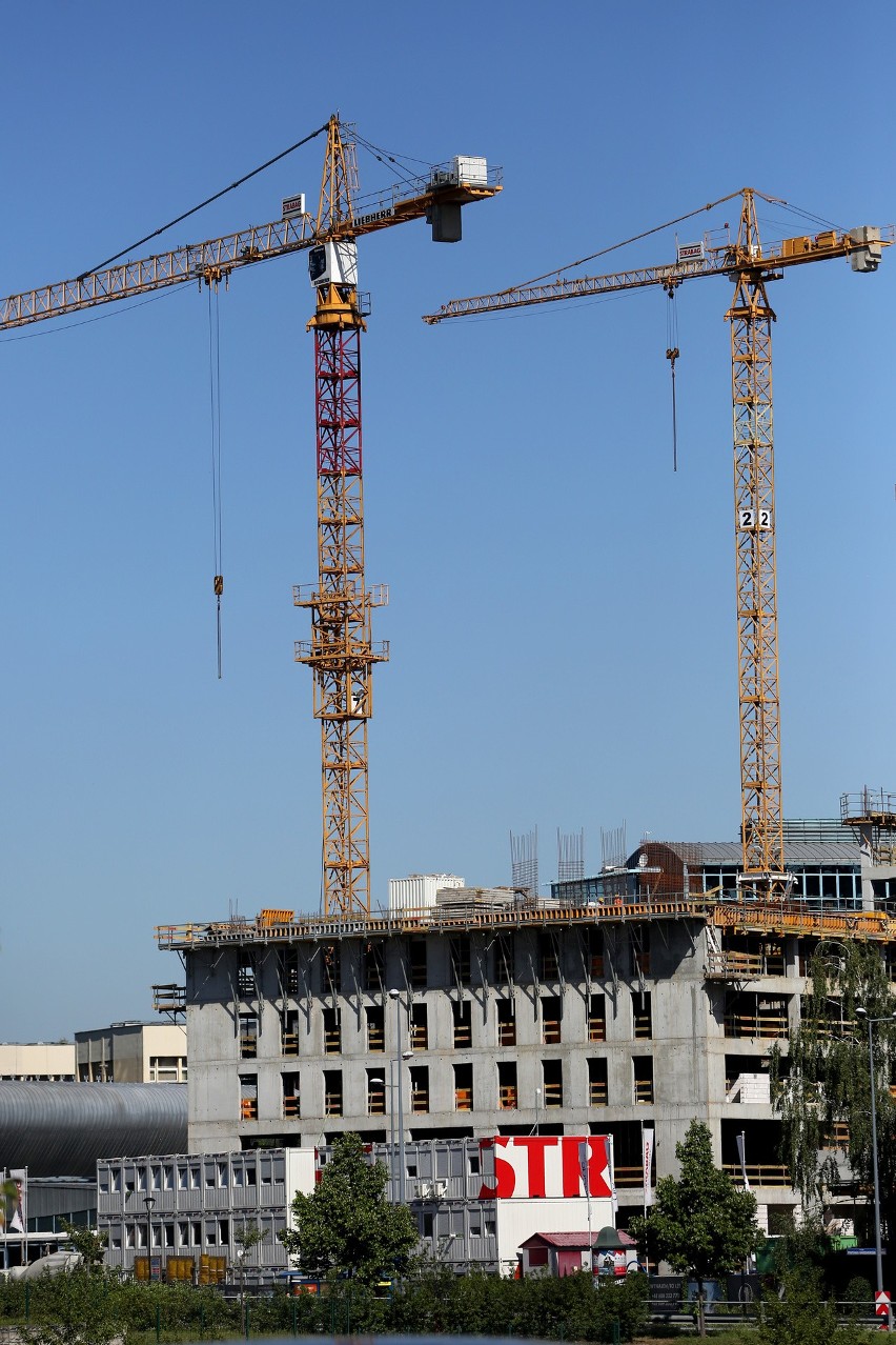 Kraków. Szkieletor zmienia się z dnia na dzień, rosną nowe budynki [NOWE ZDJĘCIA]